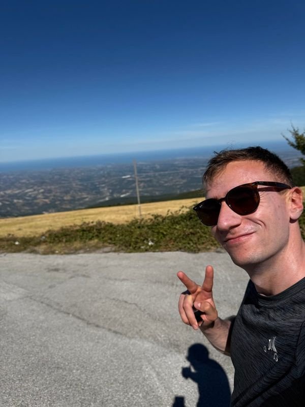 Giulio con gli occhiali da sole sul Blockhaus; dietro, la pianura fino al mare