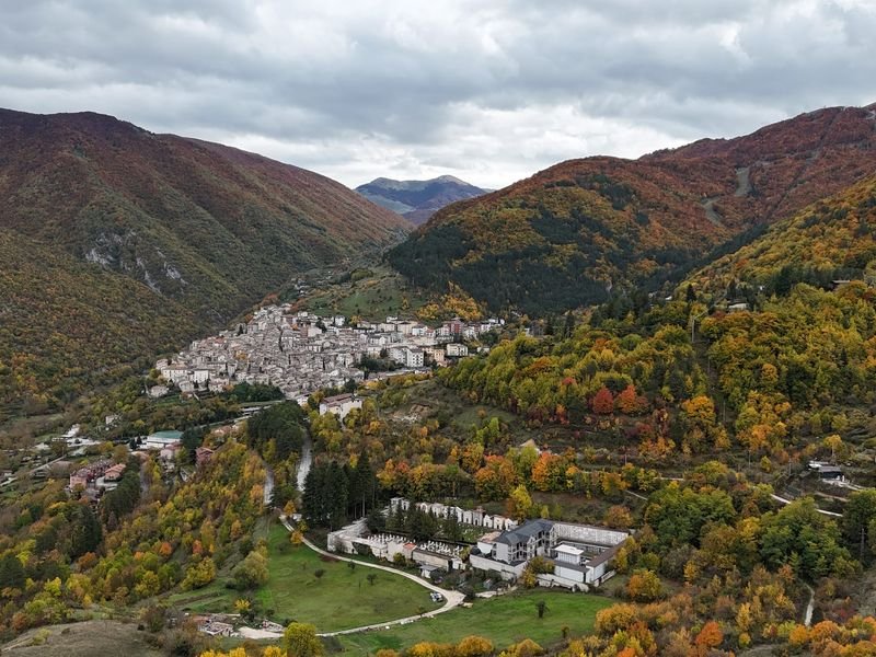Scanno visto dall'alto in autunno, con i boschi gialli e rossi intorno al paese